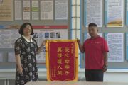 爱心人士捐赠风扇 给学校师生送清凉