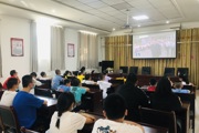 天北新区夏哈拉社区组织观看习近平总书记在新疆、兵团考察的 视频新闻