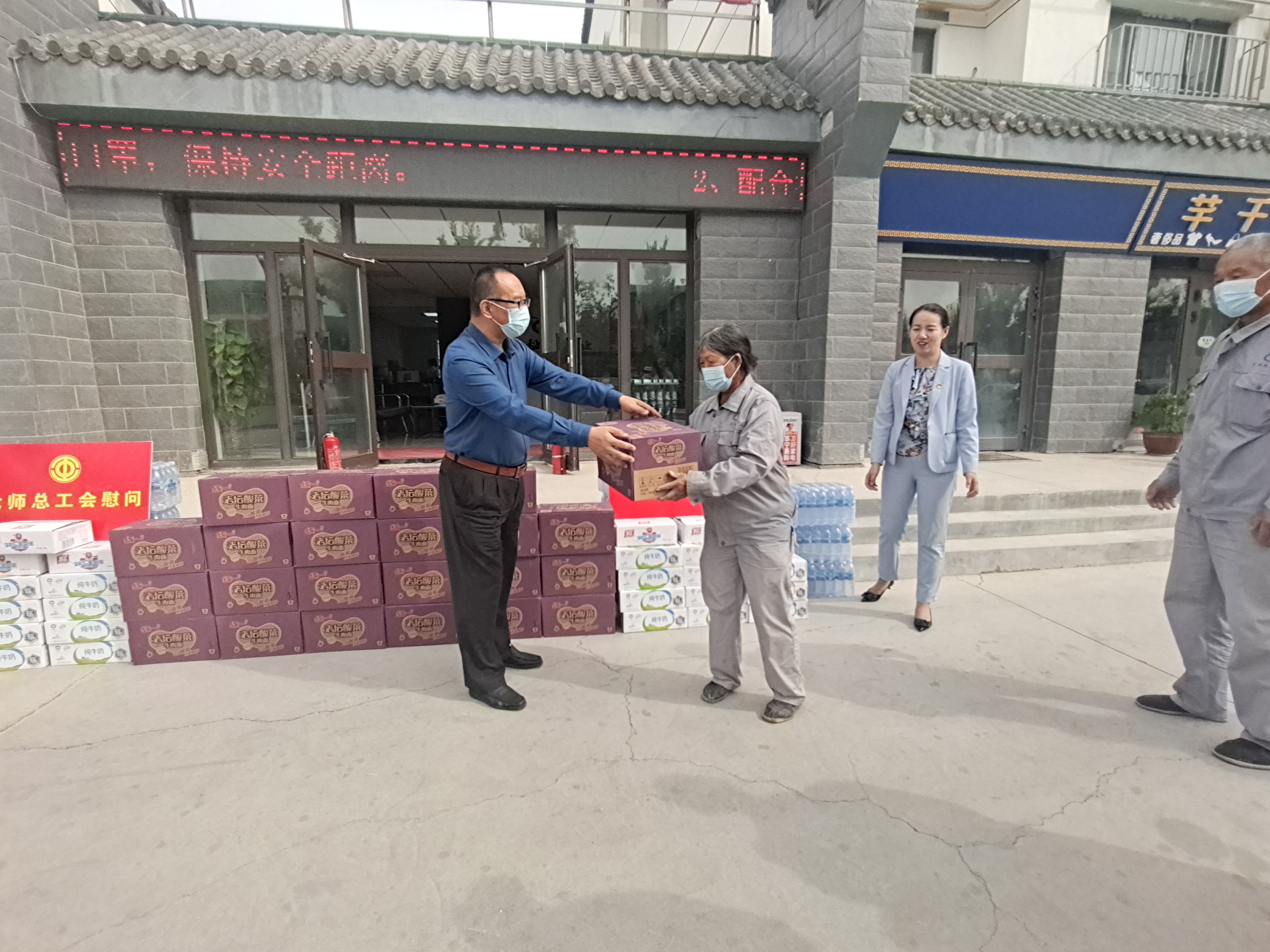 8212e71aa40345cb865c6adfff353be8.jpg