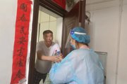 毓秀里社区工作人员化身“采购员”为居家休息人员送物资