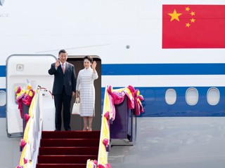 习近平抵达曼谷出席亚太经合组织第二十九次领导人非正式会议并对泰国进行访问