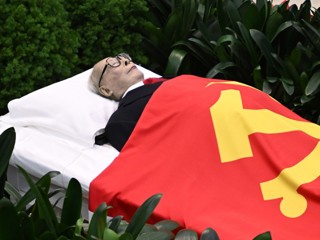 习近平等党和国家领导同志到医院为江泽民同志送别并护送遗体到八宝山火化