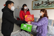 一三一团丰登园社区节前慰问困难居民