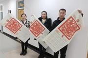 一三一团：送挂历上门 情暖百姓心