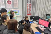 绿莹里社区组织观看劳模工匠党代表微宣讲视频