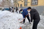 绿莹里社区开展“情暖社区”除冰扫雪志愿服务活动