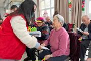 一三〇团光明路社区开展“学习雷锋好榜样 雷锋精神代代传”志愿服务活动
