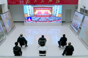 人大代表收看十四届全国人大一次会议开幕会盛况
