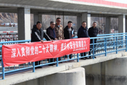 《保护绿水青山 落实“河湖长制”——师市水政监察支队开展巡河工作》