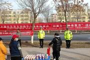 交警大队开展交通安全宣传“进市场”活动