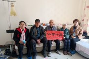高龄老人过生日 社区祝福送到家