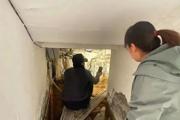 一三〇团共青路社区帮助居民清理地下室积水