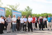 退休老干部观摩师市经济发展成果  李华斌方刚参加活动