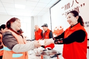 爱心腊八粥 情暖环卫工