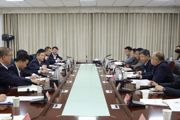 乌鲁木齐银行行长来七师胡杨河市走访交流