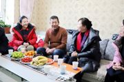 兵团总工会一行来七师胡杨河市开展送温暖活动