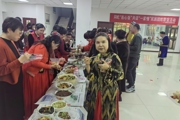 【胡杨河畔石榴红】第七师胡杨河市一三七团：同吃连心饭 共话一家亲