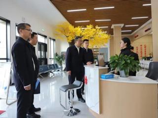 李华斌在七师胡杨河市综治中心接访职工群众并调研